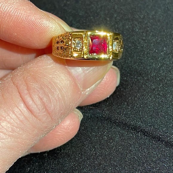 Vintage Avon 2002 men’s ruby and diamond in gold finish size size 9 - Picture 1 of 12